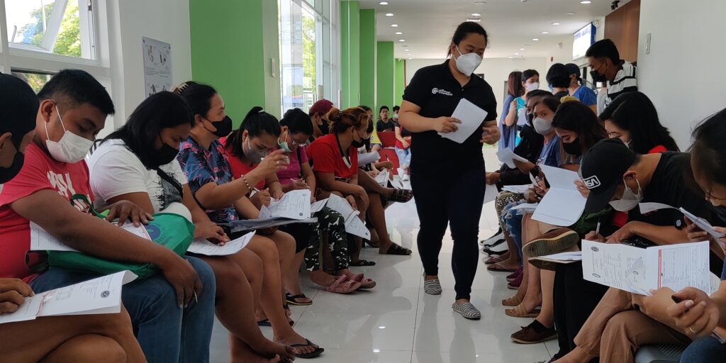 Caviteños receive medical aid from Kuya Alan