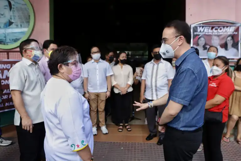 Cayetano converses with the local barangay officials of Barangay 183, Pasay City.