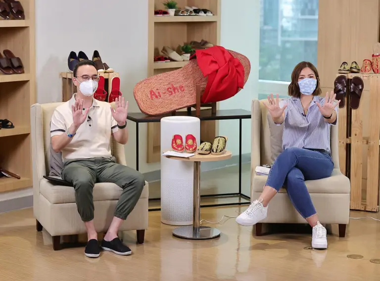 Former House Speaker  Alan Peter Cayetano does the “signature” Sampung Libong Pag-asa pose during the November 27 program dedicated to Liliw, Laguna footwear makers.