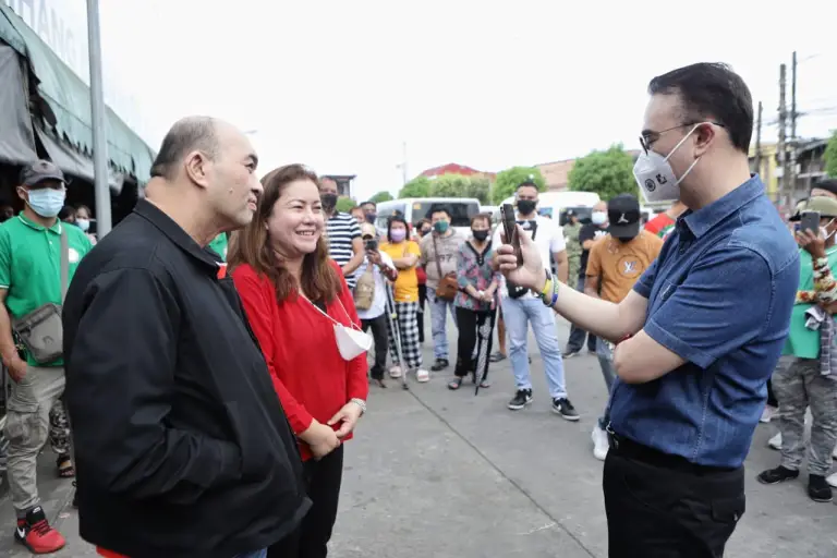 (From left) Cavite Liga ng mga Barangay President Francisco Crisostomo and Mayor Socorro Rosario Poblete of Silang, Cavite converse with former House Speaker Alan Peter Cayetano ahead of the program.