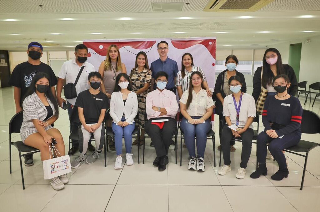 Alan Peter Cayetano poses with participants and their parents at the essay writing contest event, commemorating the occasion.
