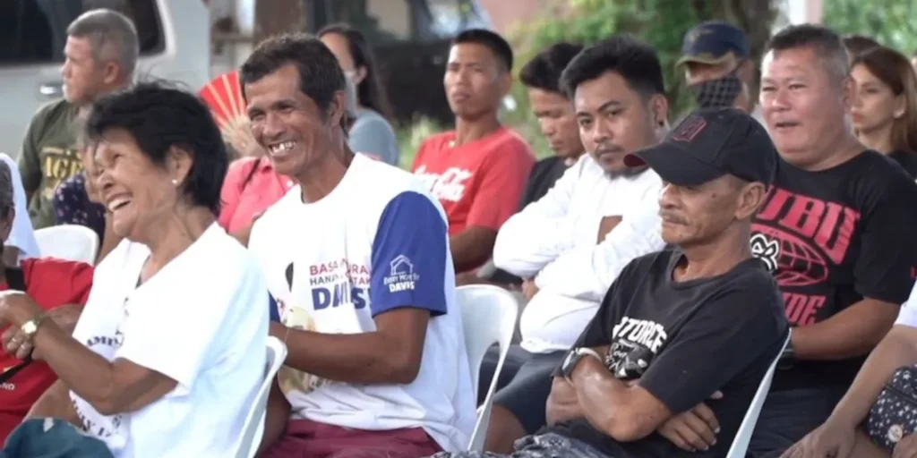 Street-based workers in Cavite get livelihood aid from Kuya Alan, Ate Pia