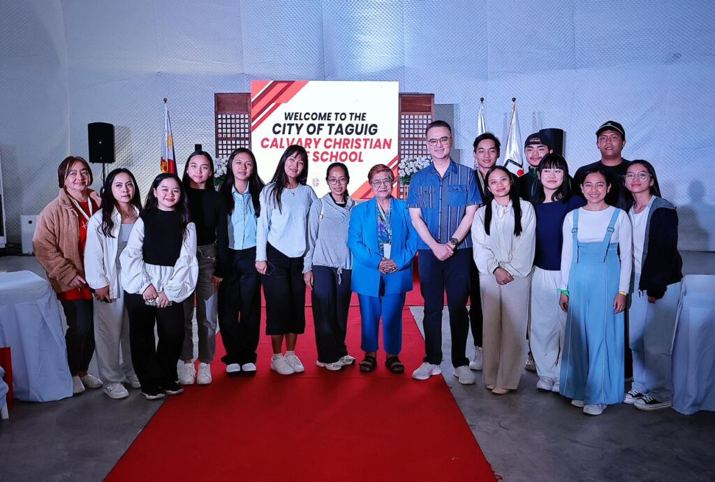 Group photo at "Welcome to the City of Taguig Calvary Christian School" event with Alan Peter Cayetano
