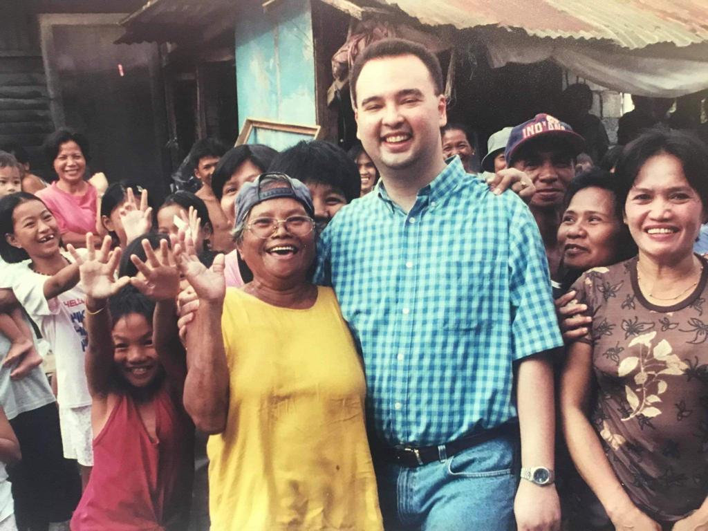 Happy locals pose with Alan Cayetano in a blue checkered polo and denim jeans